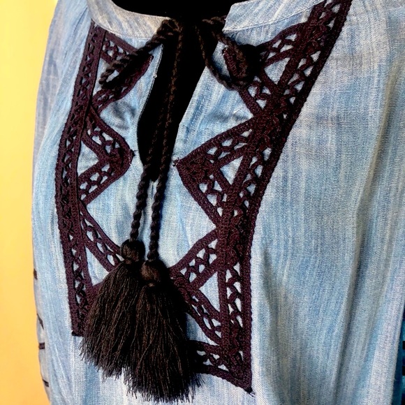 Crown & Ivy Denim blouse, with navy accents. - Picture 2 of 7